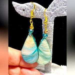 🦋Genuine shell earrings in sterling silver/gold overlay